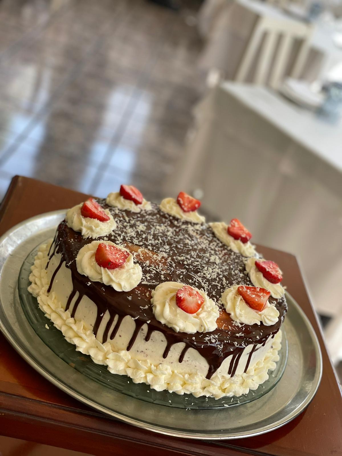 Tarta de nata, fresa y chocolate de restaurante Los Bartolos