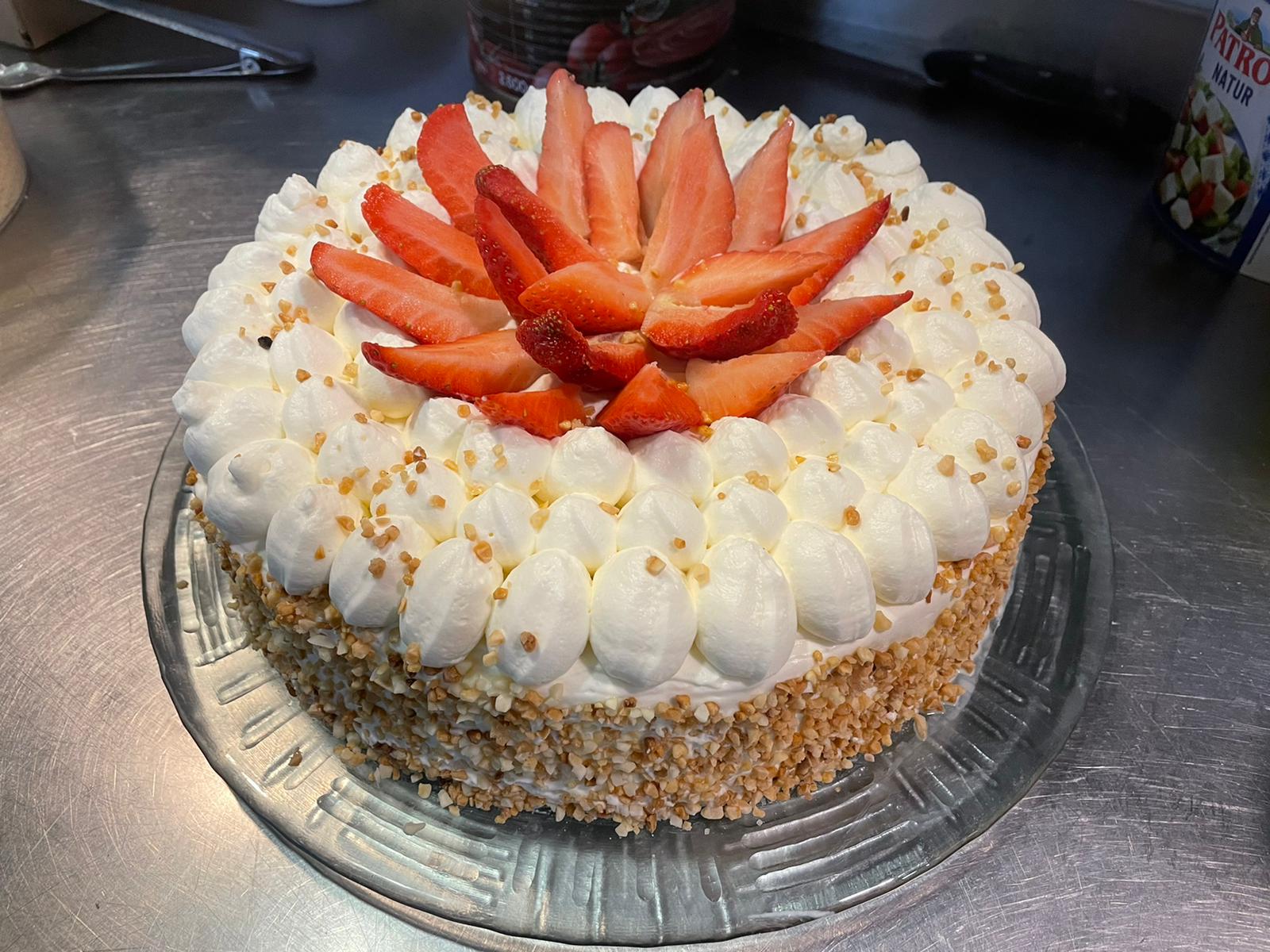 Tarta de nata y fresas de restaurante Los Bartolos